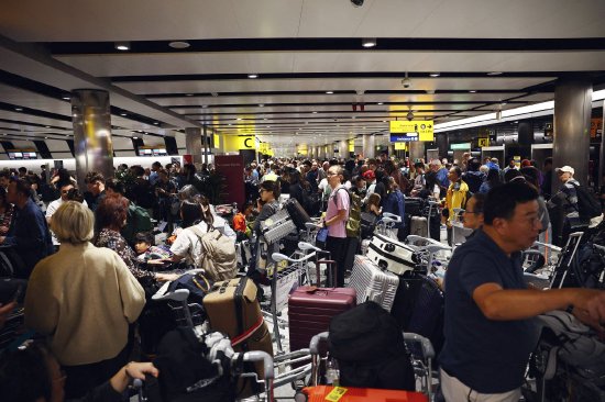英国航空交通“大瘫痪	”余波未平 政府排除网络攻击可能